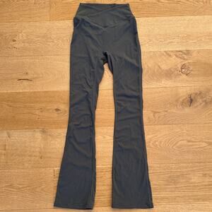 Gold Hinge - V Waist Flare Leg Yoga Pants in Gray